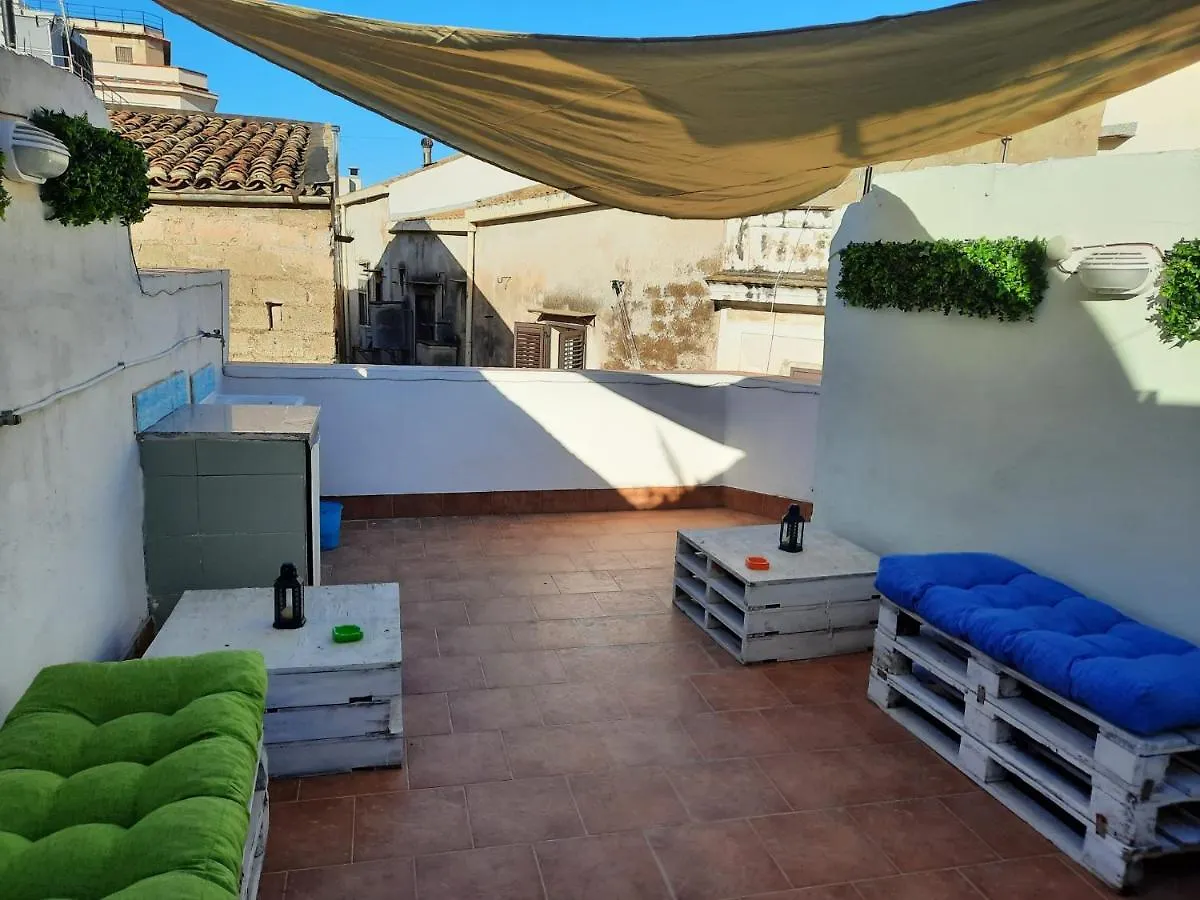 Отель La Terrazza Sul Vicolo Палермо Гостевой дом